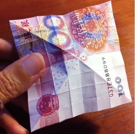 用一百元折玫瑰花怎么折，求图解