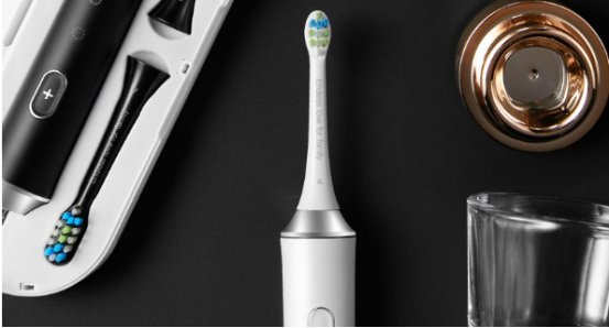 使用电动牙刷用放牙膏么？用完了怎么清洗？