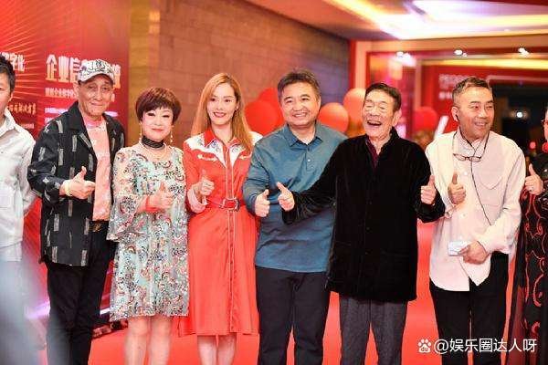 杨议的豪宅因违建面临被拆除，他气到脸发红，怎么看待他的这个行为？