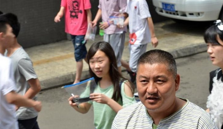 四川54岁考生参加高考，笑着走出考场， 为何他每年都要参加高考？