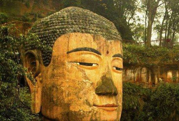 乐山大佛的脸又花了,造成此现象的原因是什么?