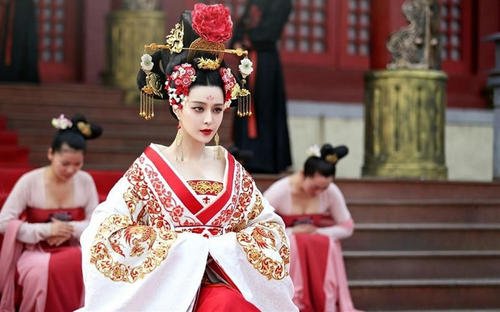唐朝女人为何喜欢袒胸露乳？是时尚高贵，还是性观念开放？