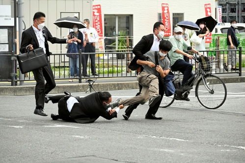 日媒：安倍体内子弹或在现场急救时排出，为何案发后5天警方才搜证现场？