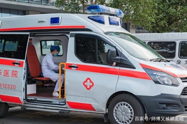 安徽淮南一救护车撞上信号灯杆，司机不幸身亡，导致事故的原因是什么？