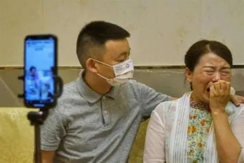 人前是爸人后是狗上热搜，这是个什么梗？