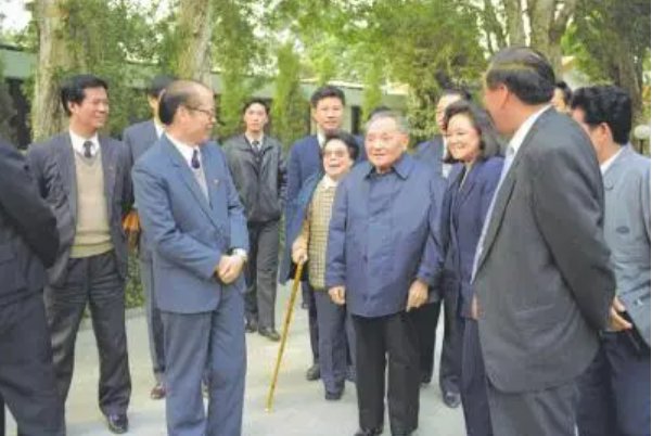 邓小平在1992年南方谈话中提出的“三个有利于”是( )