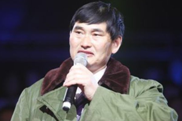 大衣哥自曝曾外出打工住猪圈,他曾经的家庭条件有多困难?