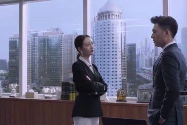 《精英律师》中麦飞最开始为什么讨厌罗宾？