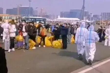夫妻来沪看病流浪街头， 哽咽接受采访，看到这一幕你有何感触？