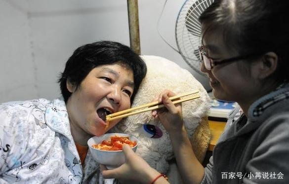 老公让我给瘫痪的婆婆洗澡,我拒绝后,老公就和我冷战,我错了吗?