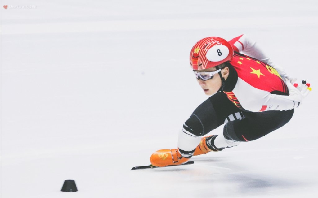 为什么短道速滑运动员在转弯时候要手扶地？