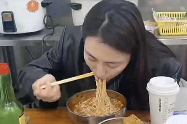40岁马苏素颜现身路边摊，大口吃8块钱鱼粉，她在生活中有多简朴？