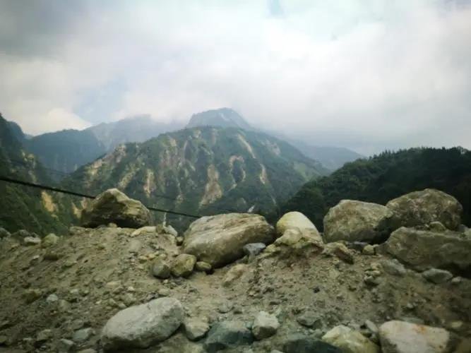男子登山遇地震上演生死逃亡:绝境时给女友留言,最终是如何逃出困境的?