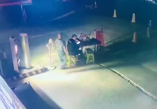 保安被男子锁喉，3名路人制止，男子一身酒味被带走！醉酒能免于责罚吗？
