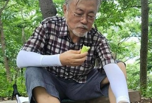 文在寅为妻女切西瓜照片曝光,他的晚年生活过的怎么样?