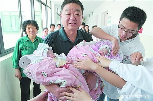 10年前,那个不顾劝阻,执意生下双胞胎女儿的60岁老太,现状如何?