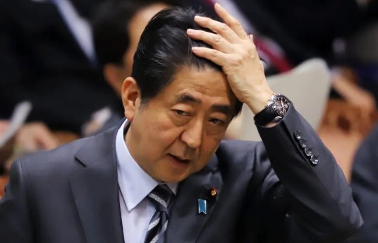 日本前首相安倍被刺身亡，生前曾与凶手同框，他为何能如此淡定？