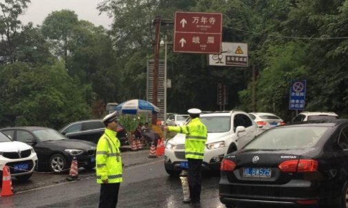 峨眉山附近道路两车相撞,此起事故是何原因造成的?