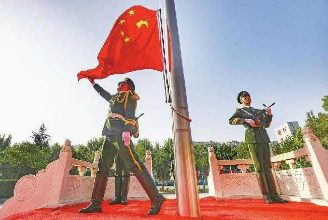 江西某银行工作人员把国旗扔地上，市民发现后捡起，银行的做法是否违法？