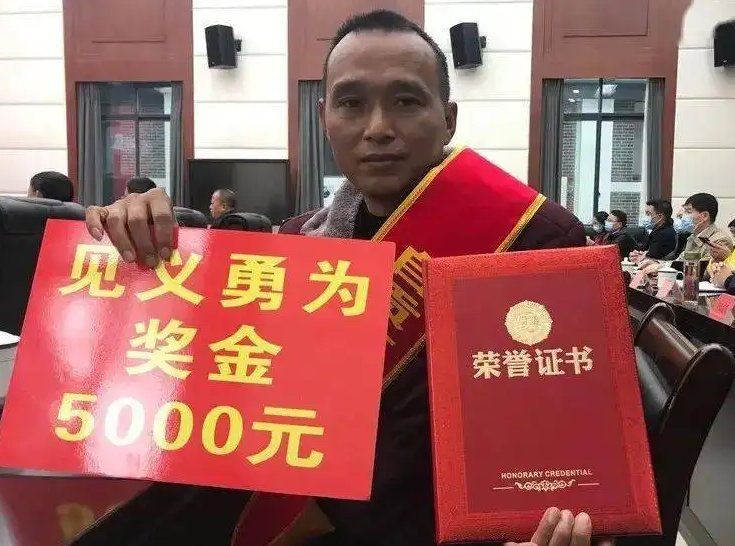 关键时候雄得起!成都铲子哥等5人获见义勇为奖,铲子哥到底是啥来头?