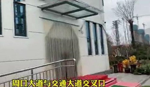 大爷把公厕布置成KTV,他为何要这么做?