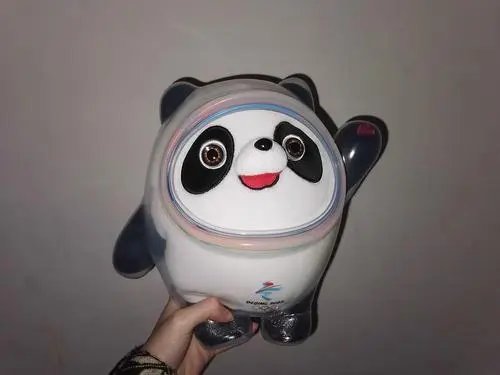 关于冰墩墩的外壳会发黄一事,生产商是如何回应此事的?