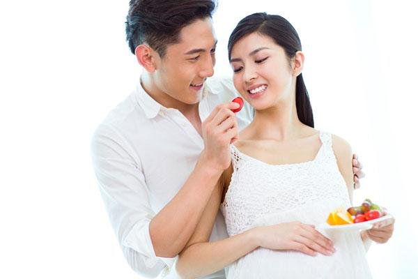 男子眼看妻子跳河不救，离开后还约人宵夜，他的行为如何定性？