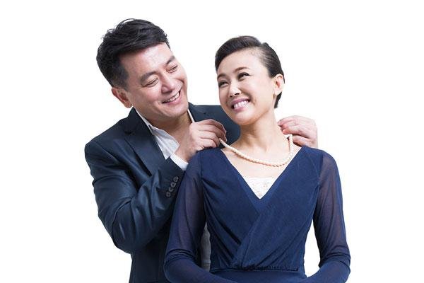 男子眼看妻子跳河不救，离开后还约人宵夜，他的行为如何定性？