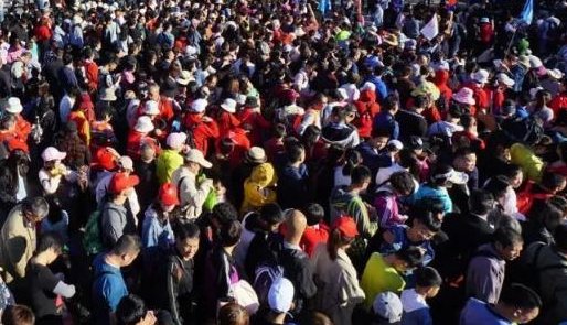 湖北一峡谷上千游客滞留，到底发生了什么？