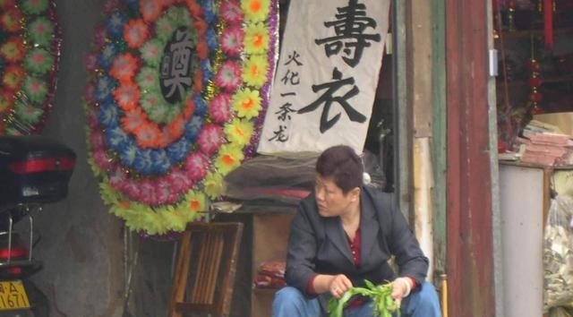 00后小伙做寿衣店守夜人，为什么会有人选择这份职业？