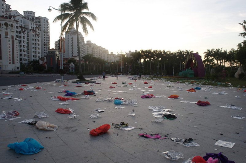 台风过后男子家中下水道喷垃圾,场面当时有多尴尬?