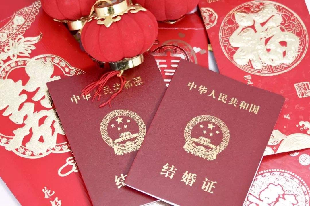 00后姑娘穿着睡衣来领结婚证,在这种大事面前是否该穿的正式一点?