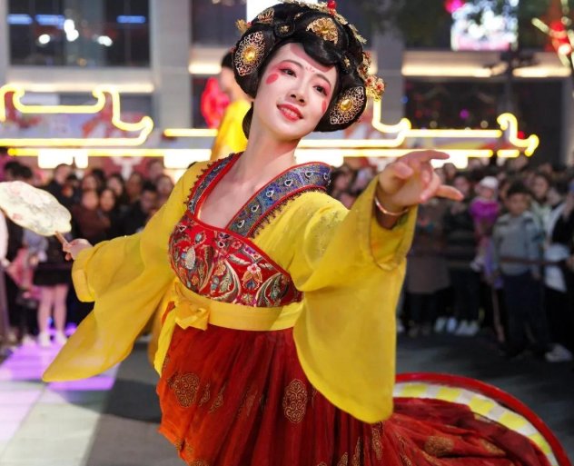 不倒翁小姐姐时隔1年回归首秀,游客:非常激动,你怎么看?