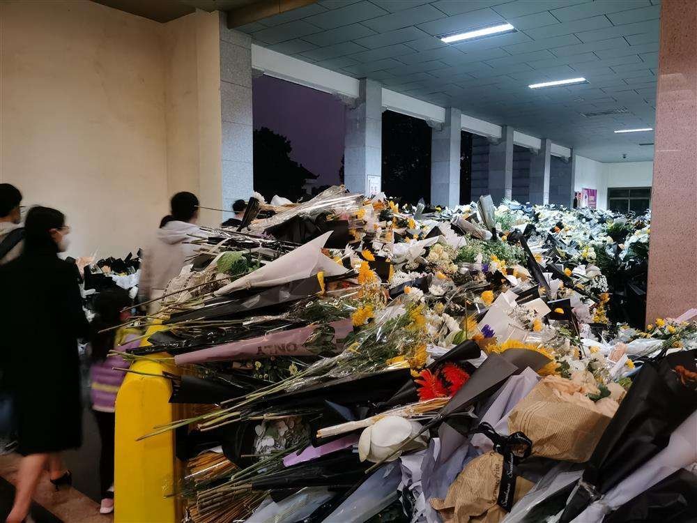 人去世后，旁边的人为什么要拉住亲人不让靠近尸体？