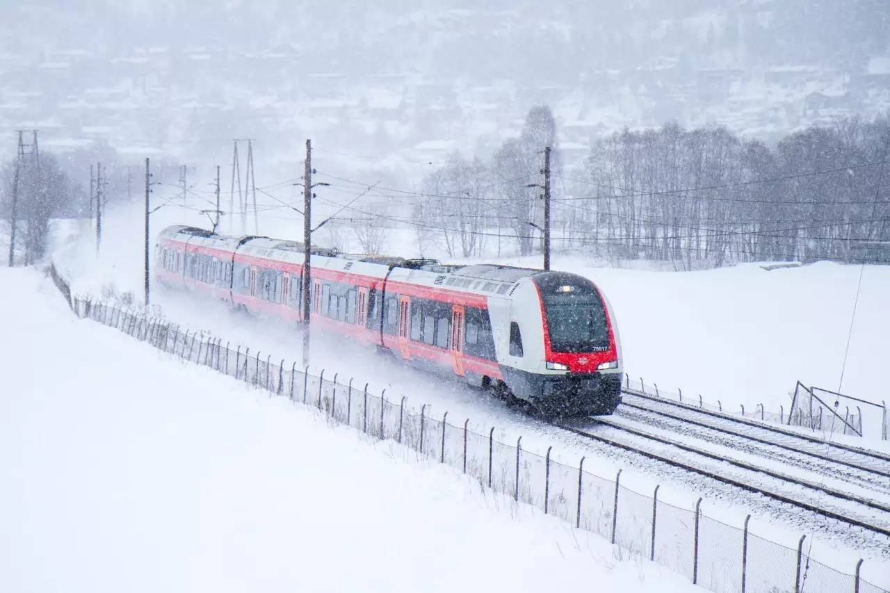 内蒙古通辽火车“破雪”前行,这样“破雪”前行是否存在安全隐患?