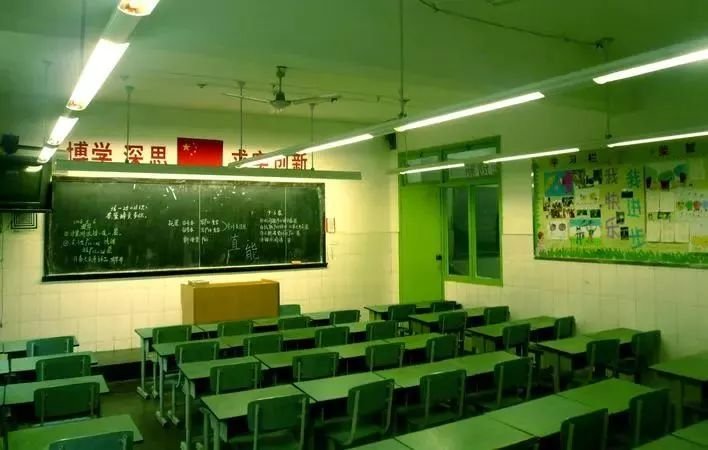 货车司机深夜开车扇自己耳光提神,对于他的举动你怎么看?