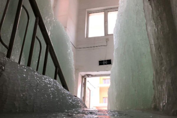 辽宁一楼房漏水楼道被冰封变冰帘洞，是否影响到了居民的生活？