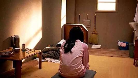 山西一男子在校门口脚踹掌掴女学生，此男子为何这么做？