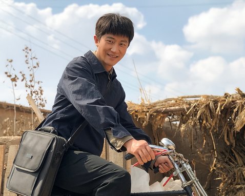 黄轩人民日报撰文:能够饰演拼搏者是我的荣幸,你从他身上看到了哪些品质?