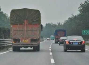 司机高速上欲从两车中间超车，刮擦碰撞致多车事故，高速上怎样超车才合规？