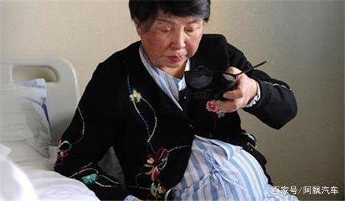 10年前,那个不顾劝阻,执意生下双胞胎女儿的60岁老太,现状如何?