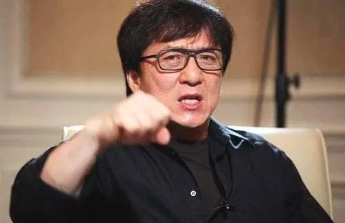 成龙在北京逛超市被偶遇，他近期的状态怎么样？