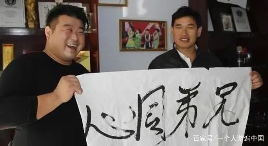 “大衣哥”朱之文小学文化，写4个字却卖了20万，书法家如何评价的？