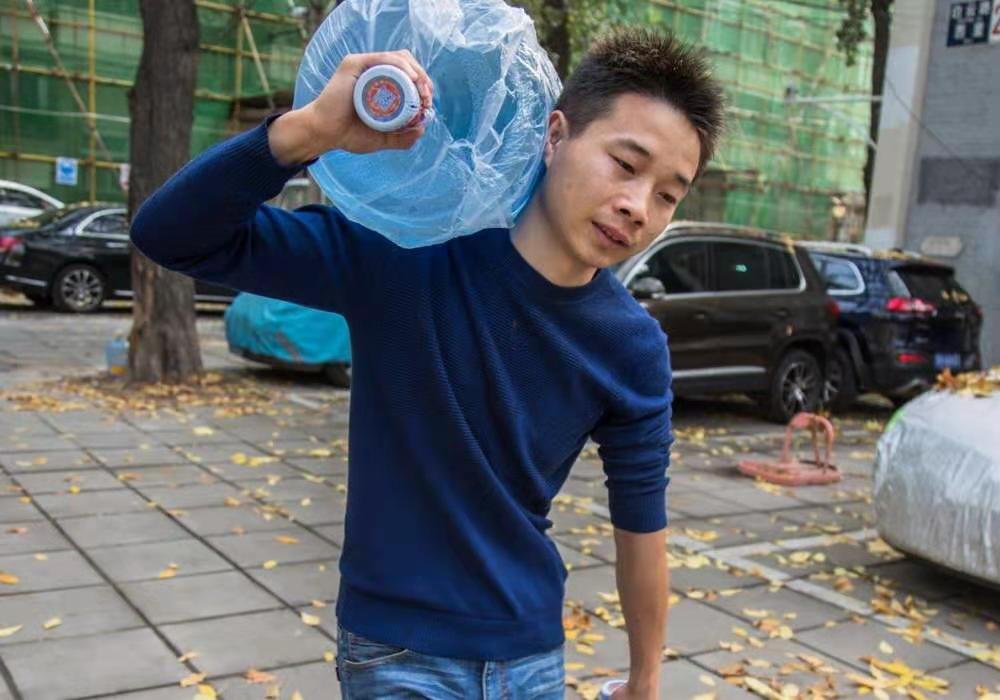 杭州一女子睡每天打5份工，睡3个小时，对身体会有何危害？