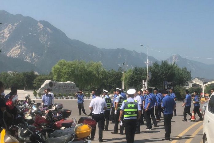 游客景区翻越护栏捡手机坠亡，景区需要承担责任吗？