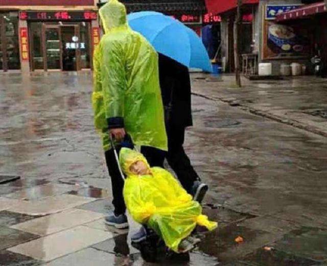 父亲锻炼孩子自己回家,孩子走丢!网友为何称父爱如同“山体滑坡”?