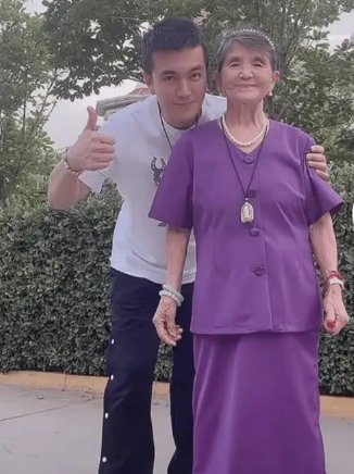 杨子说集团第一笔资金是他妈妈做衣服赚来的，他的妈妈一生有多传奇？