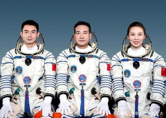 翟志刚和王亚平配合为叶光富理发,这是个什么样的场景?