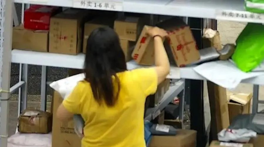 上海一女子5天偷10次快递被刑拘!这名女子是职业小偷吗?