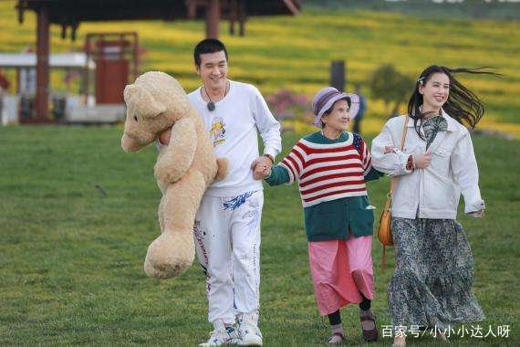 杨子说集团第一笔资金是他妈妈做衣服赚来的，他的妈妈一生有多传奇？